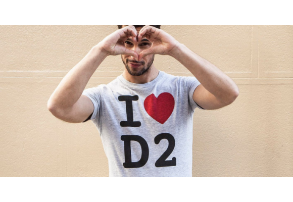 Dale el toque perfecto a tus conjuntos con estas camisetas de Dsquared2
